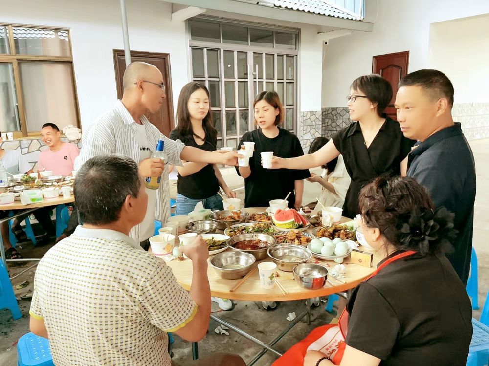 端午佳节即将来临之际 四川博水环保 主管乐动网页版·官方版在线登入-乐动(中国)
 携节日礼品 ，向驻扎眉山工业园区乐动网页版·官方版在线登入-乐动(中国)厂项目驻地员工，送上深切的慰问和关怀